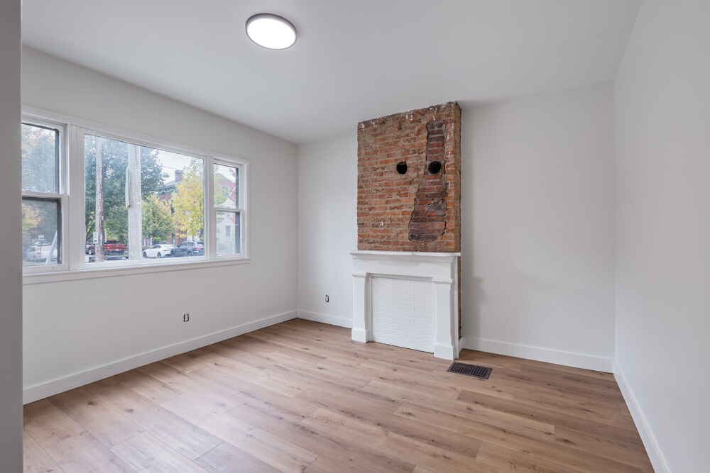 Foto principal - 332 E 9th St