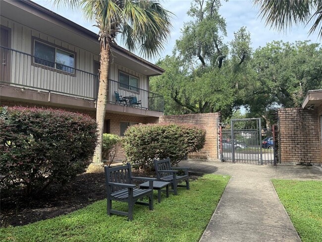 Building Photo - 1530 Heights Blvd