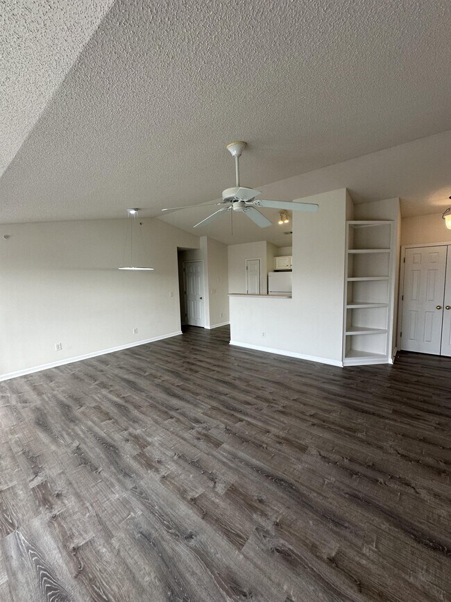 Foto del edificio - 6112 Hedgecock Cir