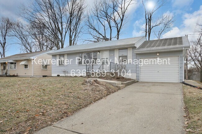 Foto del edificio - COMING SOON!! Charming 3-Bedroom Home in a Prime Saint Charles Location!