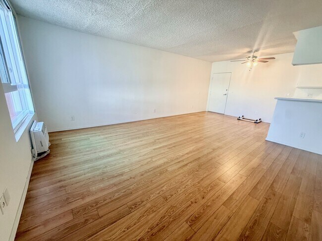 Foto del edificio - Western Serrano Ave Apartments