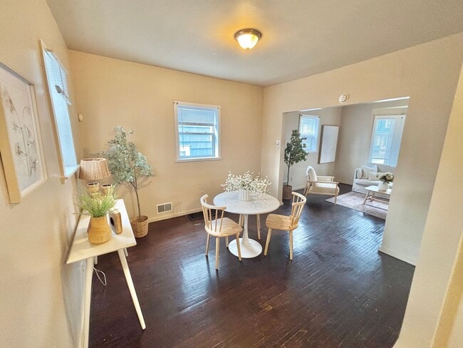 Building Photo - Spacious 3bd House | Driveway | Enclosed P...