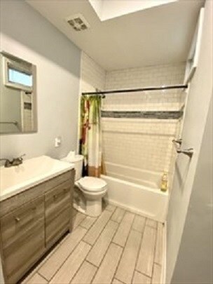 Building Photo - 945 Hyde Park Ave