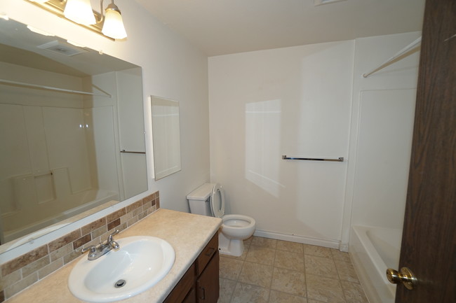 Una baño en habitación - Ridgecrest Apartments