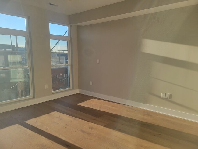 Foto del edificio - Stunning 3 BR/2.5 BA Apartment in Ivy City...