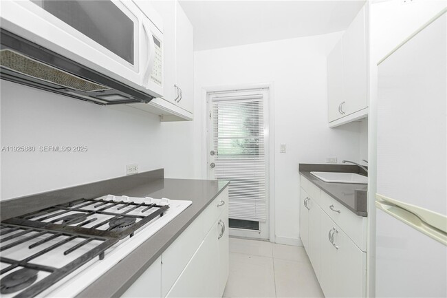 Foto del edificio - 6944 Byron Ave