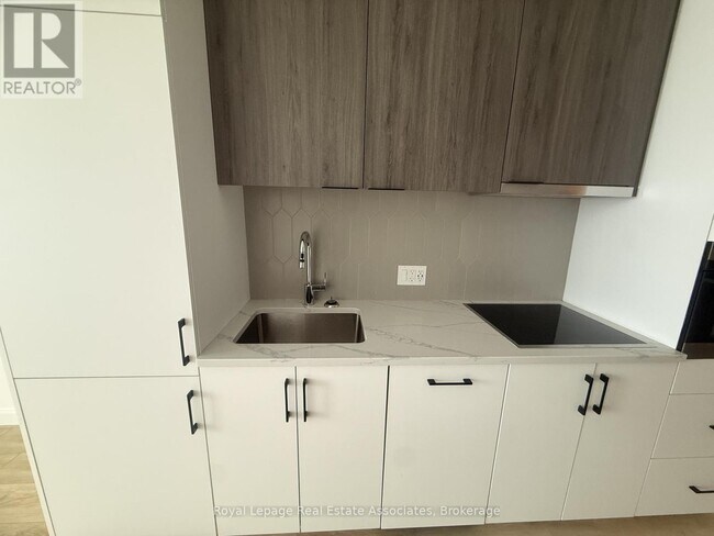 Photo du bâtiment - 741 King St W