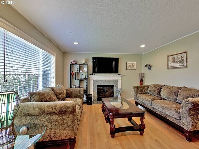 Foto del edificio - Beautiful Cedar Mill Craftsman on a Corner Lot with 4 Bedrooms + Den, Large Backyard, Solar & EV ...