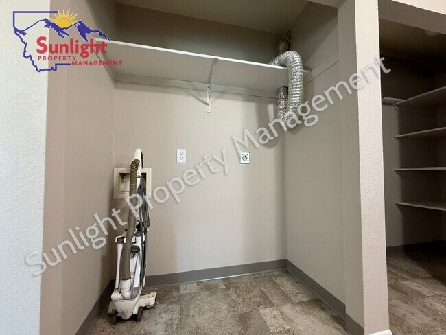 Foto del edificio - Freshly Updated 2 Bed Unit with Garage & A...