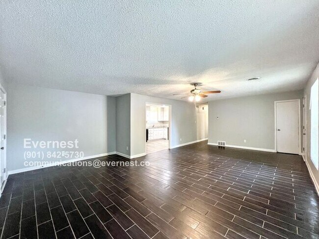 Foto del edificio - 3210 Briarwood Dr