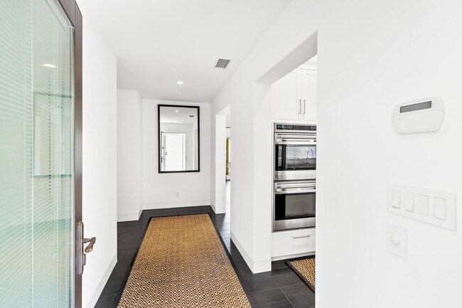Building Photo - Fully Furnished Townhome with Vineyard Views