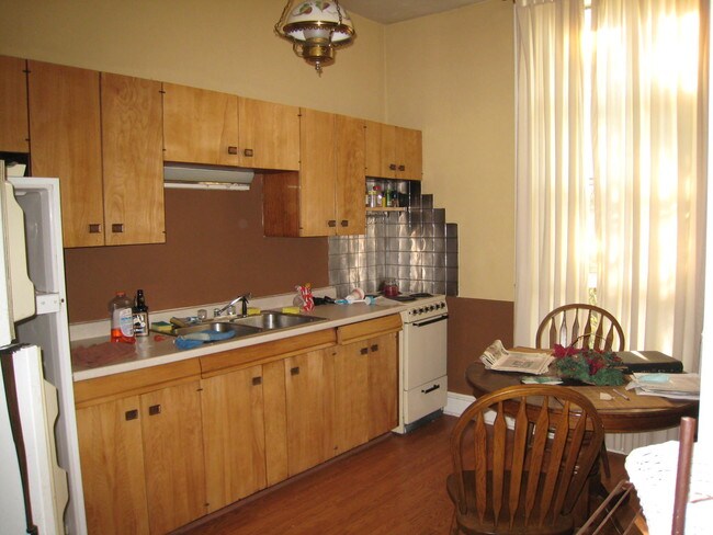 Kitchen - 33 Estaugh Ave