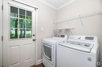 Building Photo - 221 Pine Knoll Dr