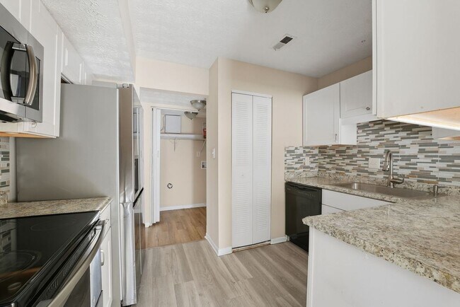 Foto del edificio - 293 Country Club Dr