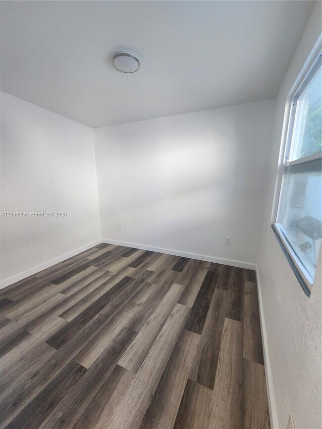 Foto del edificio - 1726 SW 25th Ave