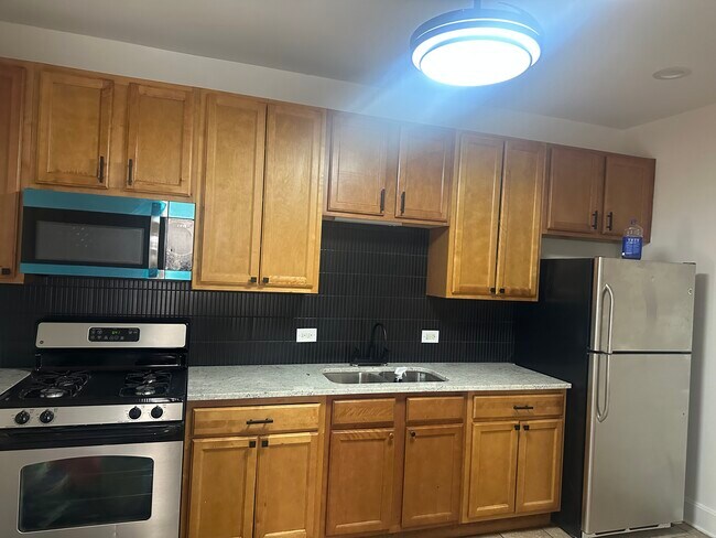 Se aceptan mascotas de la Sección 8. Unidad de 3 habitaciones y 1 baño, recientemente renovada. A pocas cuadras de dos escuelas. Se admiten gatos y un perro pequeño. - 903 N Lockwood Ave