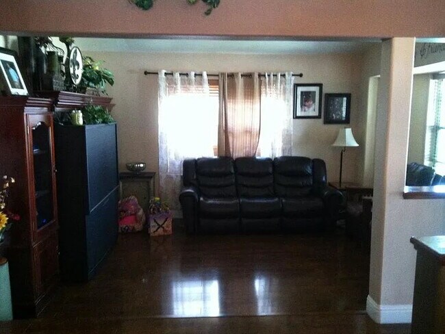 Foto del edificio - Beautiful home in Southwest Bakersfield- Near Stockdale High school ,Warren Jr High and Old river...
