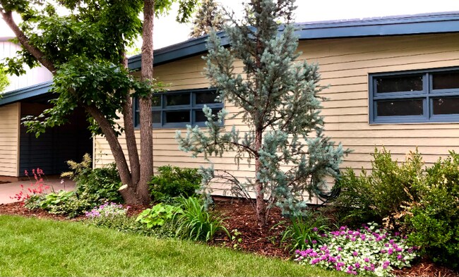 Foto del edificio - 821 Juniper Ln