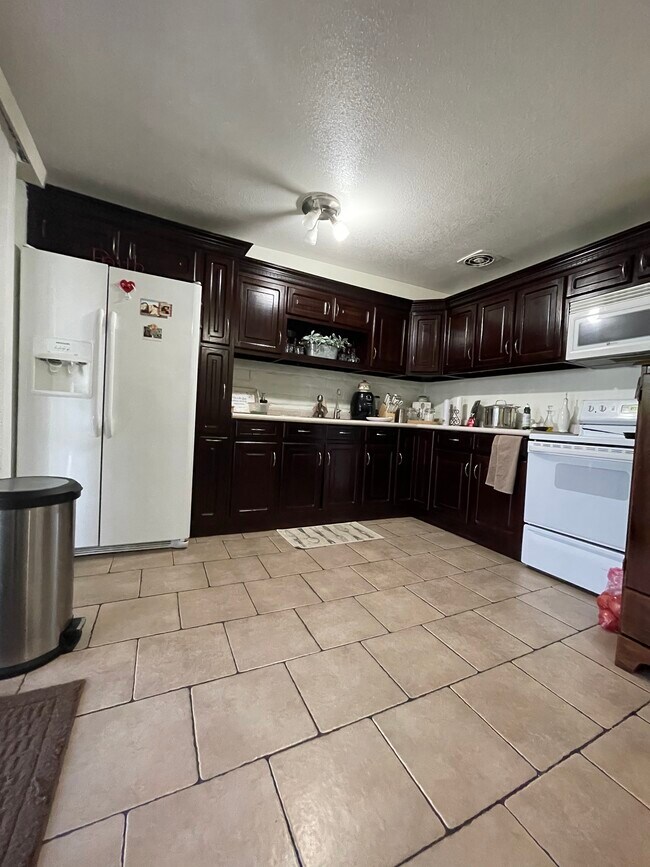 Kitchen - 815 W Hawaii Dr