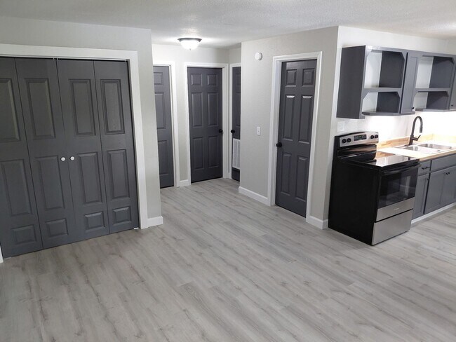 Foto del edificio - FULLY REMODELED 2 Bedroom Apartment with l...