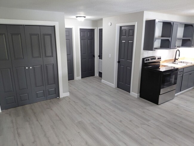 Building Photo - FULLY REMODELED 2 Bedroom Apartment with l...
