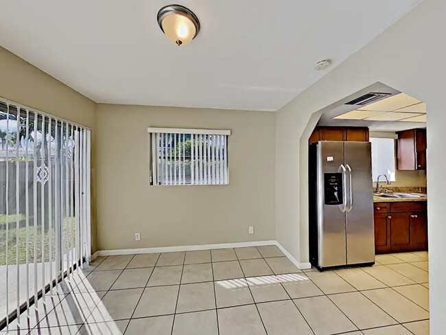 Foto del edificio - 2242 NE 62nd St