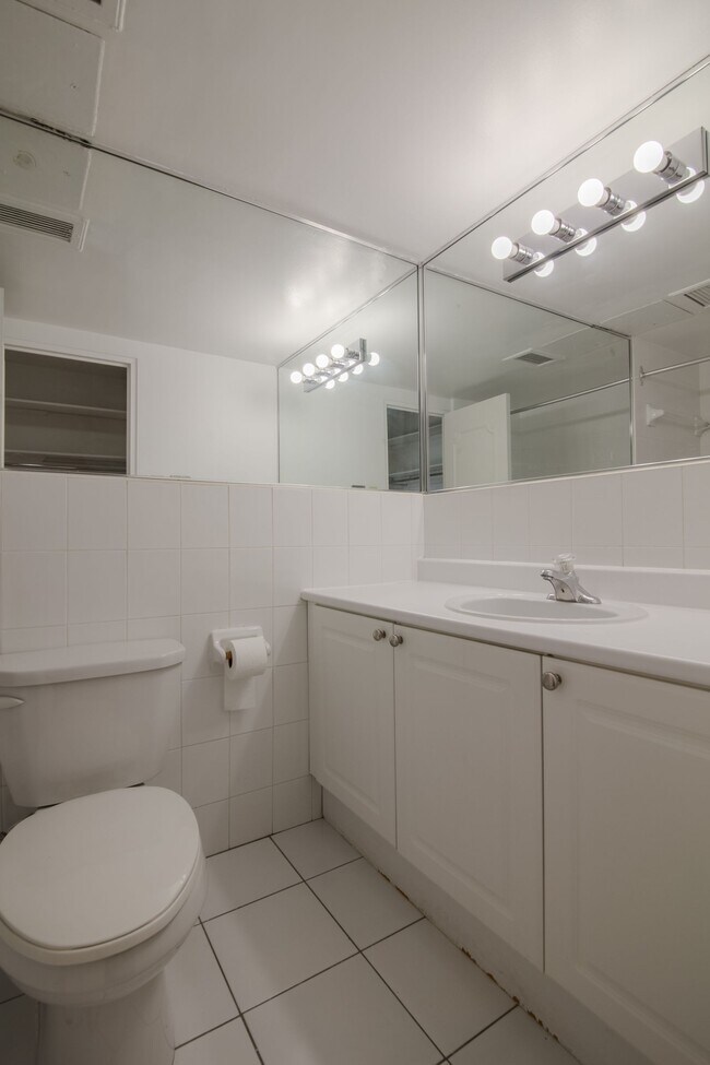 Building Photo - 3555 Chem. de la Côte-des-Neiges