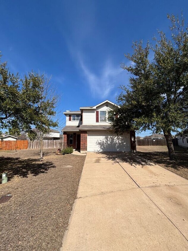 Primary Photo - Spacious & Bright 4-Bedroom Home with Mode...