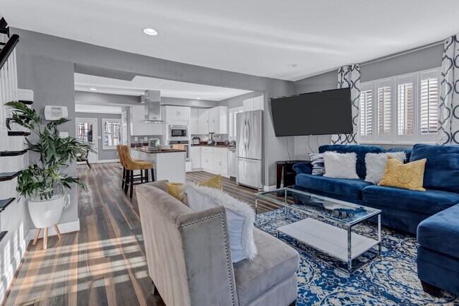 Espacio habitable de concepto abierto con cocina completamente amueblada. - 4909 Fitch Pl NE