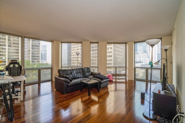 Foto del edificio - 222 N Columbus Dr