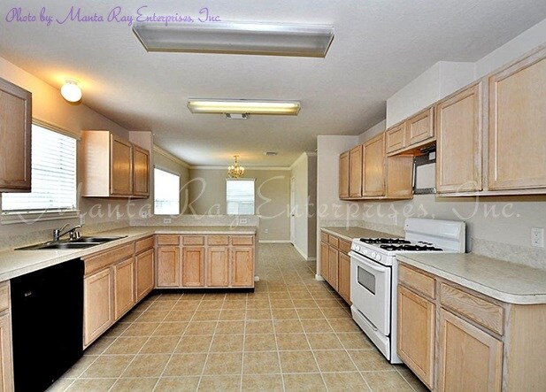 Large Kitchen - 8330 Wahl Manor Ct