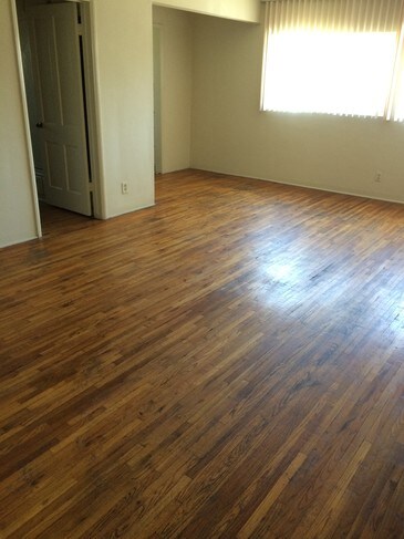 Building Photo - 10965 Roebling Ave
