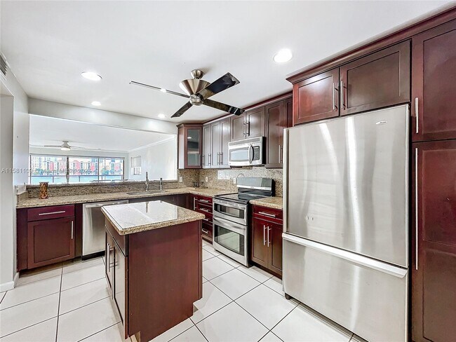 Foto del edificio - 4000 NE 168th St
