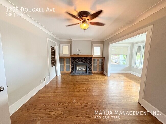 Photo du bâtiment - CHAMRING 6 BED/ 3 BATH HOUSE DOWNTOWN WINDSOR! + UTILITIES