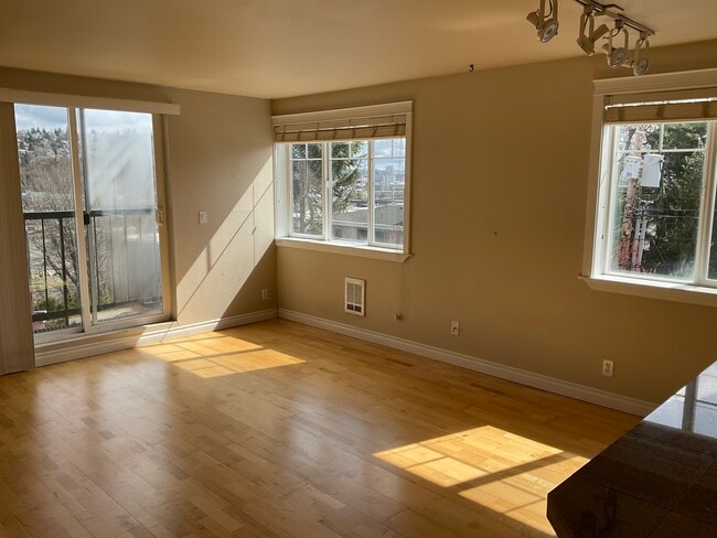 Building Photo - 2200 Thorndyke Ave W