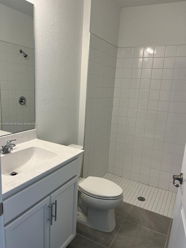 Foto del edificio - 434 SW Tulip Blvd