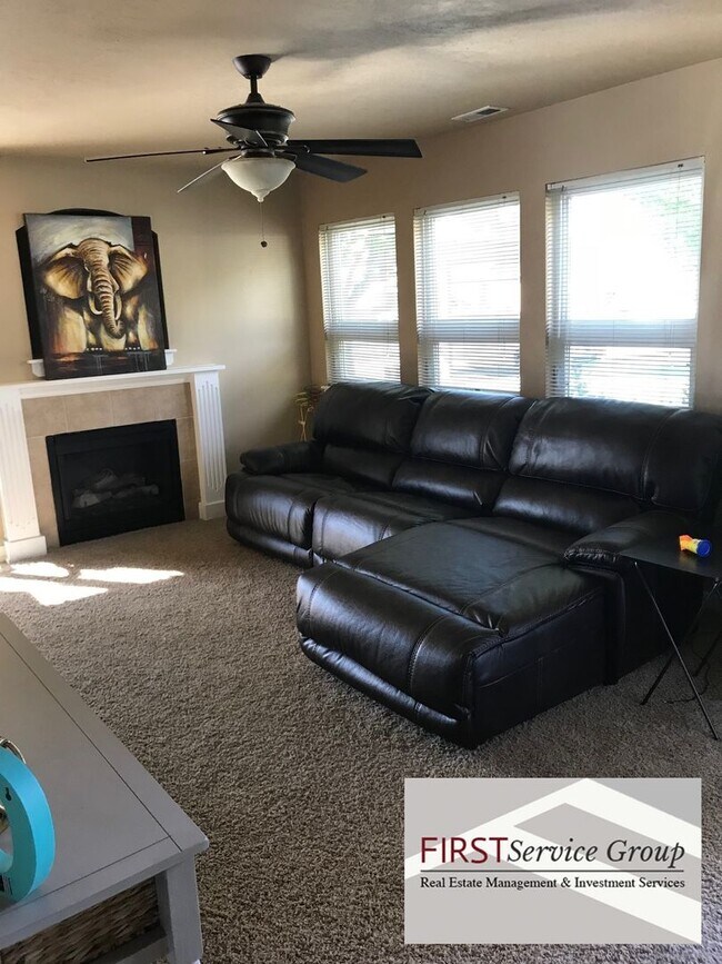 Foto del edificio - 8832-8838 W Candleston Ln