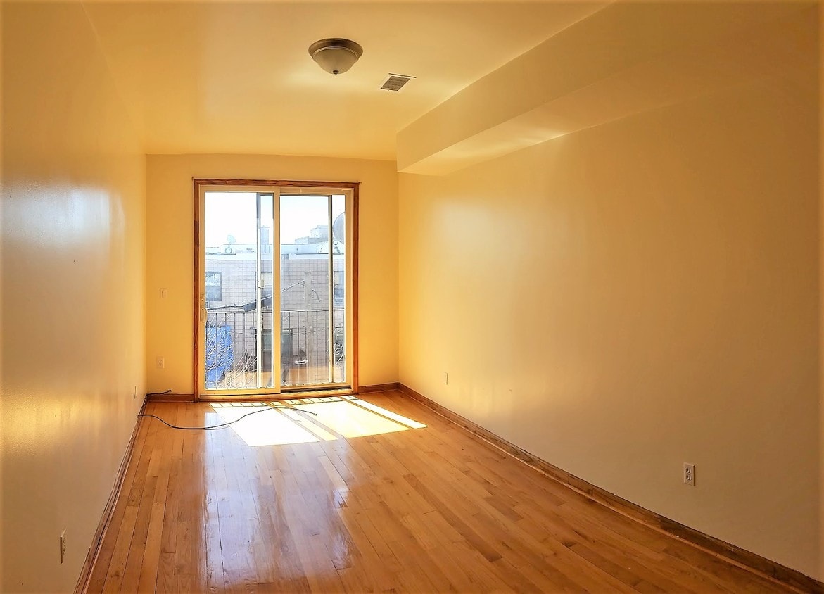 Primary Photo - 460 Montgomery St