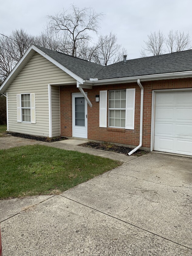 Primary Photo - 536 Huron Dr W