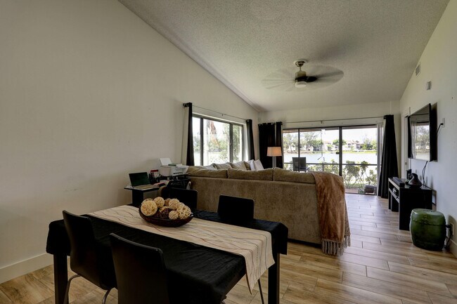 Foto del edificio - 639 Banks Rd