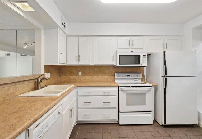 Building Photo - 811 Lovett Blvd