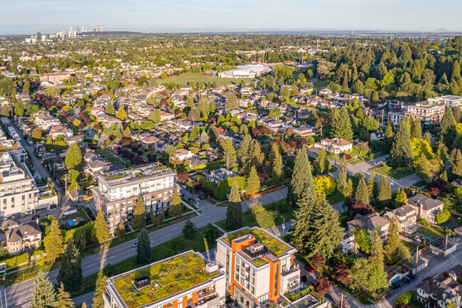 Photo du bâtiment - Savoy at Queen Elizabeth Park