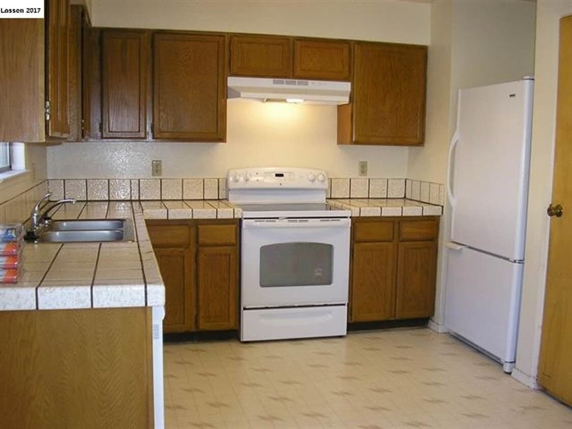 Building Photo - THREE BEDROOM TWO BATH HOME!