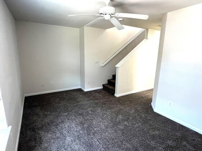 Foto del edificio - Spacious 5-Bedroom Home in Gated Stockton ...