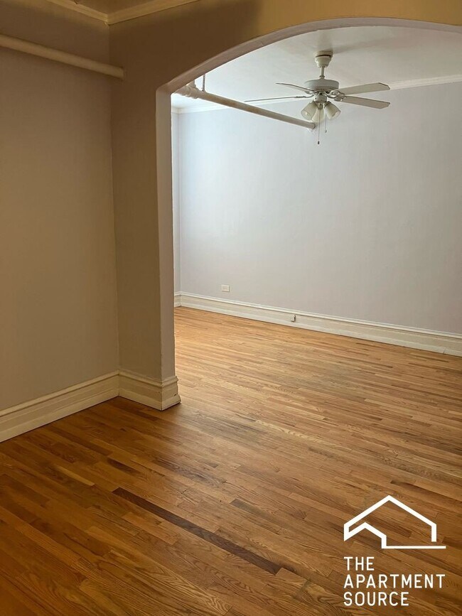 Foto del edificio - 4828.5 W Addison St