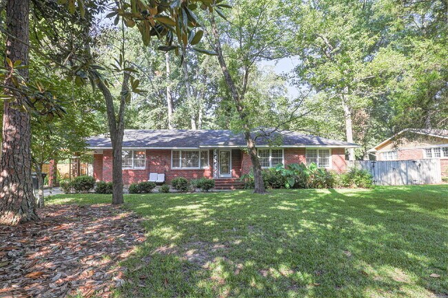 Foto del edificio - Available Now!| 3BR/2BA Midtown Brick Ranch | Lawn Care, Pest Control & W/D Included | Clubview /...