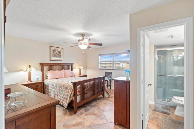 Building Photo - 2615 NE 1st Ct