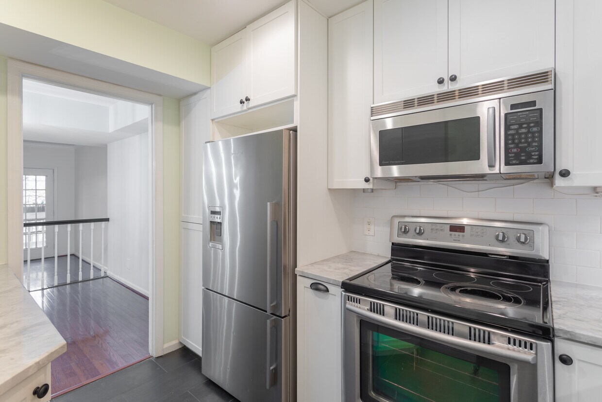 kitchen - 2919 S Woodstock St