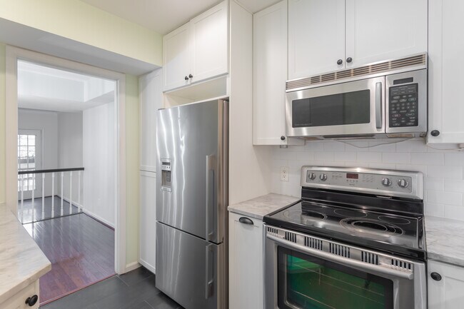 kitchen - 2919 S Woodstock St Apartment