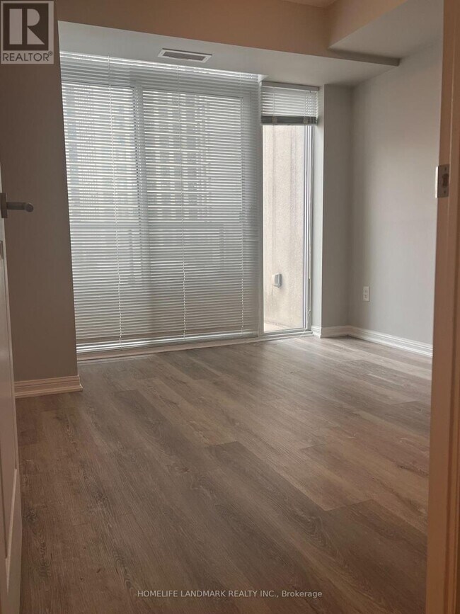 Building Photo - 400 Adelaide St E